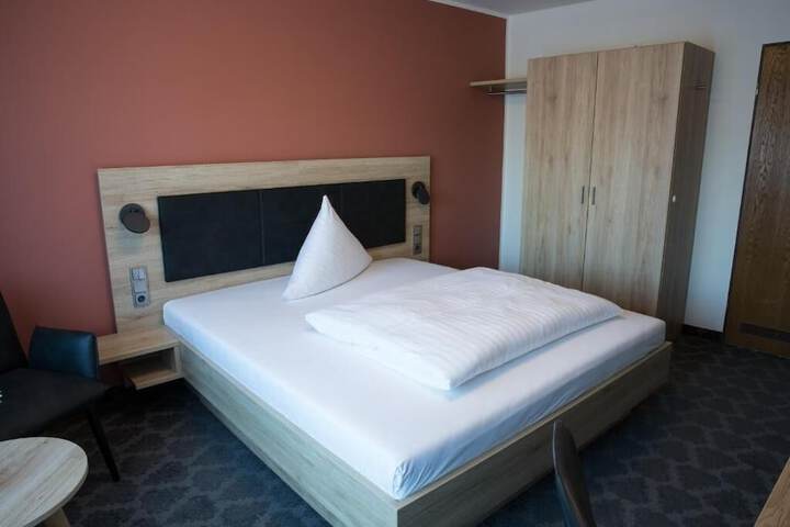 Room 6 of 32