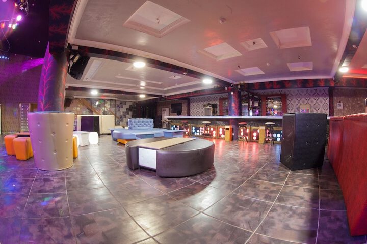 Lounge 23 of 37