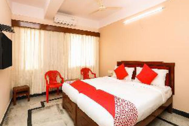 OYO 17056 Hotel Chandra Palace