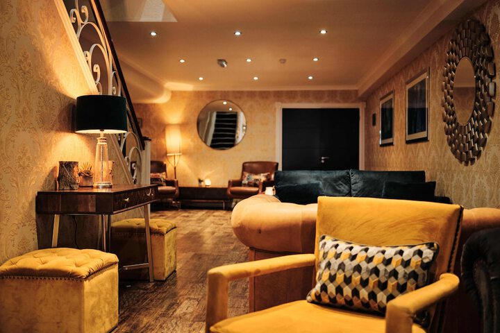 Lounge 81 of 85