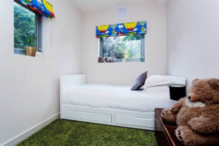 Room 5 of 18