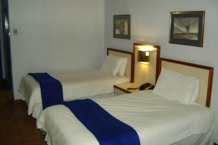 Room 6 of 32