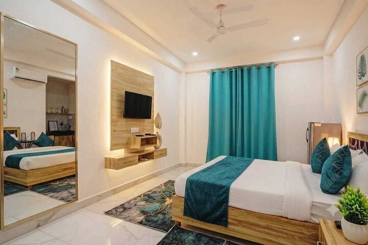 Hero Image 1 of 36