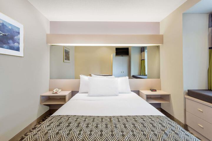1 Queen Bed (6 of 18)