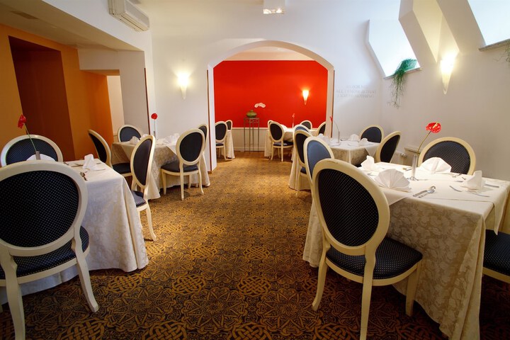 Dining 73 of 103