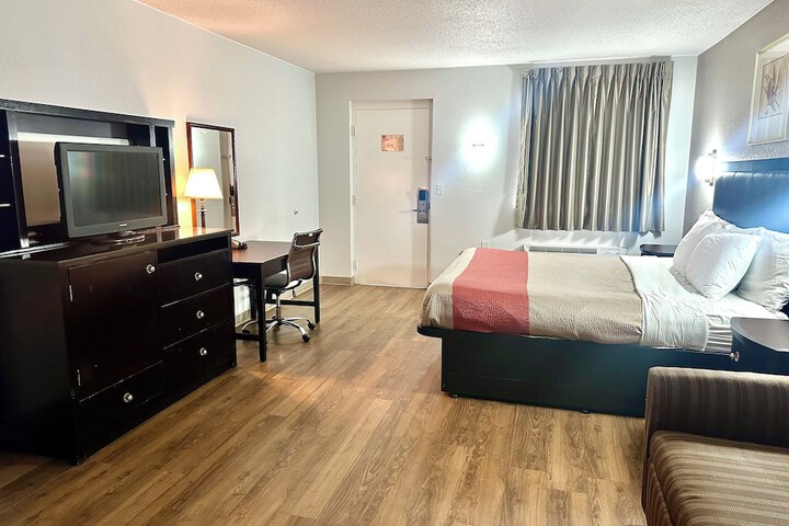 1 King Bed (5 of 13)