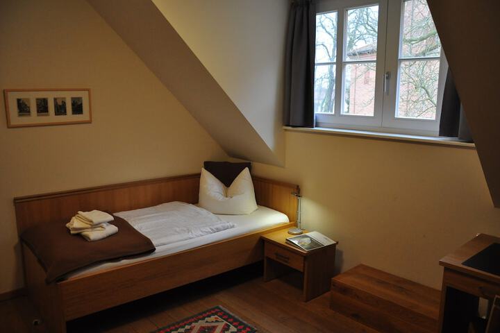 Room 8 of 27