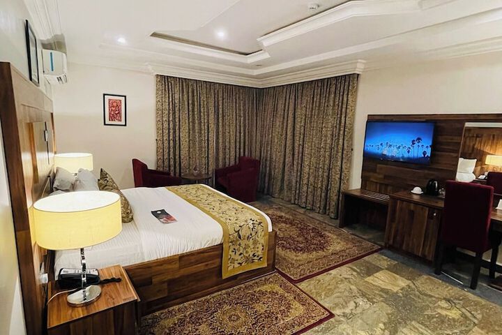 Room 4 of 10