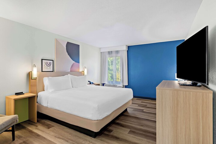 1 King Bed (4 of 13)