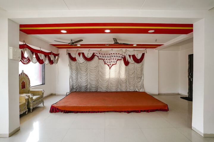 Ballroom/Hall 31 of 33