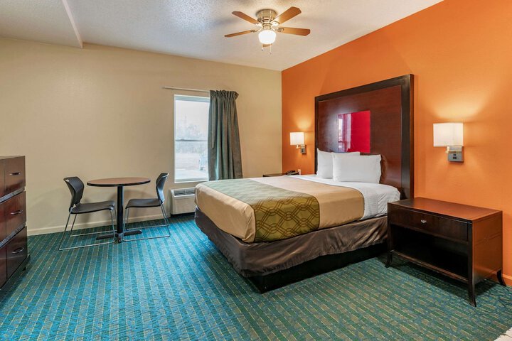 1 Queen Bed Efficiency Accessible (5 of 9)