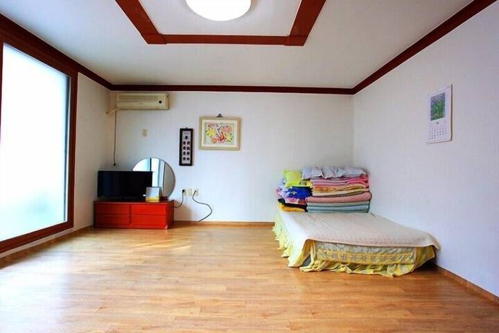 Room 8 of 28