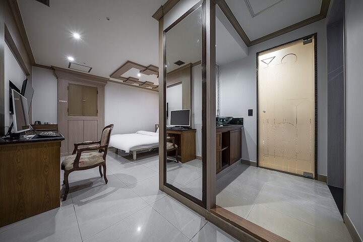 Room 28 of 60