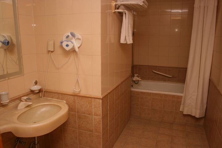 Room 9 of 16