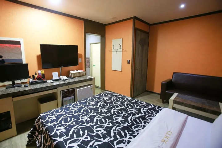 Room 7 of 15