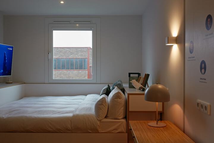 Room 8 of 33
