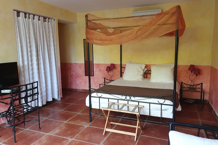 Room 2 of 74