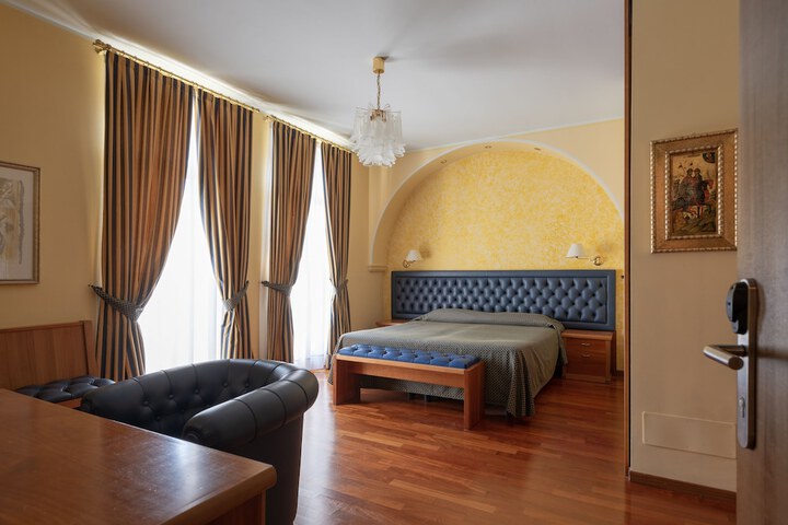 Room 3 of 72