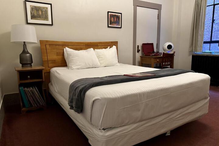 Interior Economy Queen Bed Pet Friendly (20 of 47)