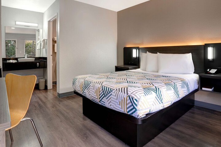 1 Queen Bed Refrigerator (12 of 13)