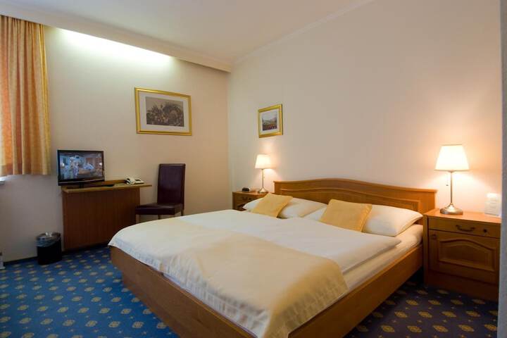 Room 15 of 37