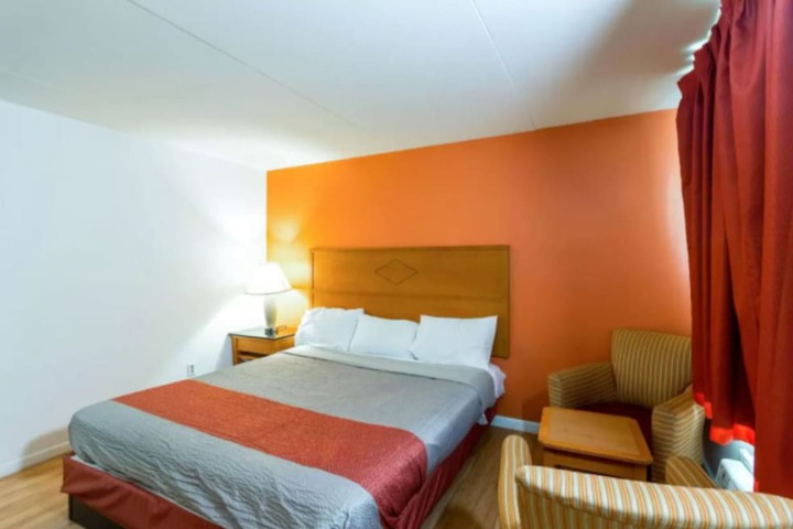 Room 4 of 25