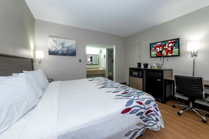 Deluxe King Room (1 of 24)