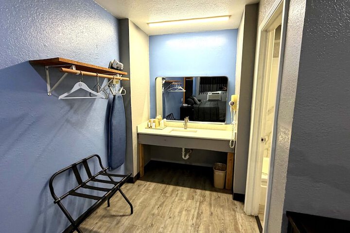 Room 10 of 32