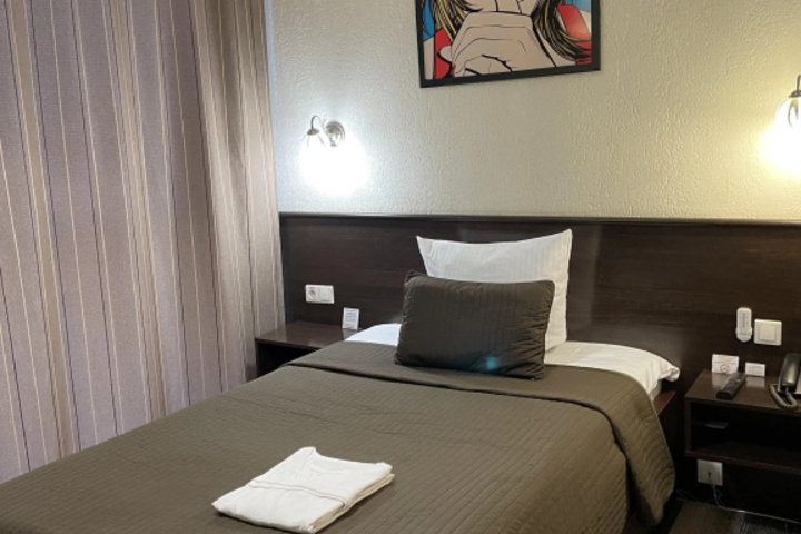 Room 9 of 18