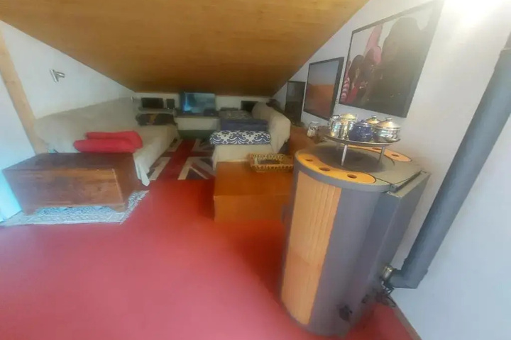 Room 5 of 8