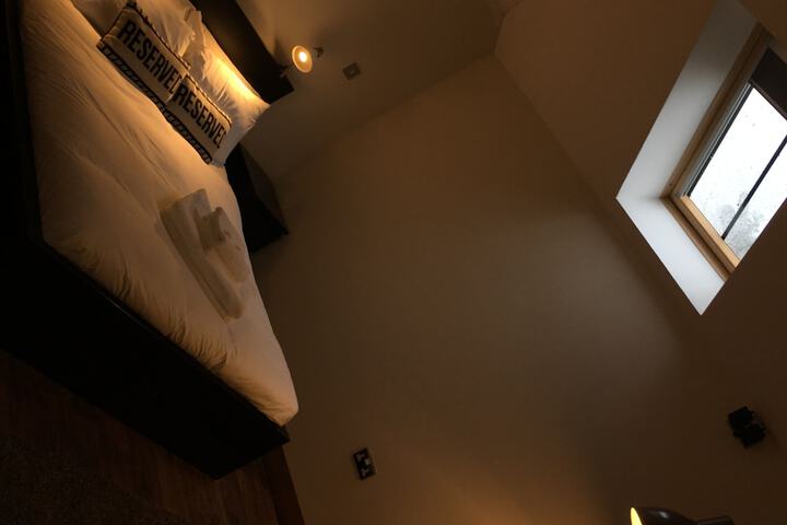 Room 5 of 9
