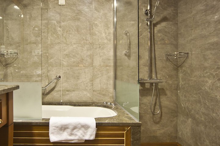 Deep soaking bathtub