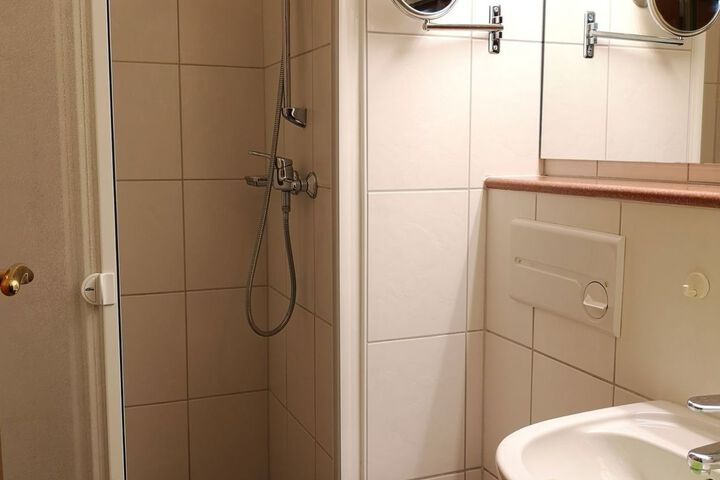 Room 10 of 46