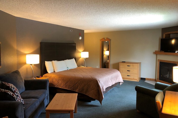 Guest Room King Bed (13 of 22)