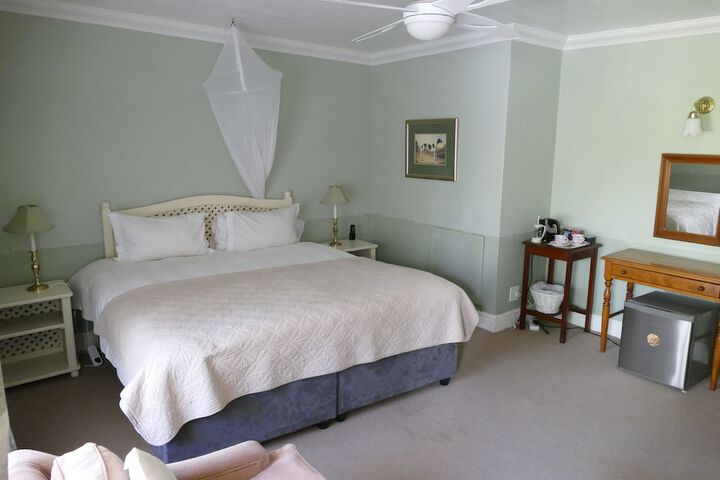 Room 6 of 28