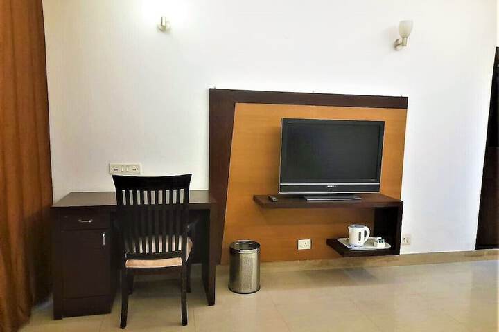 Room 5 of 12