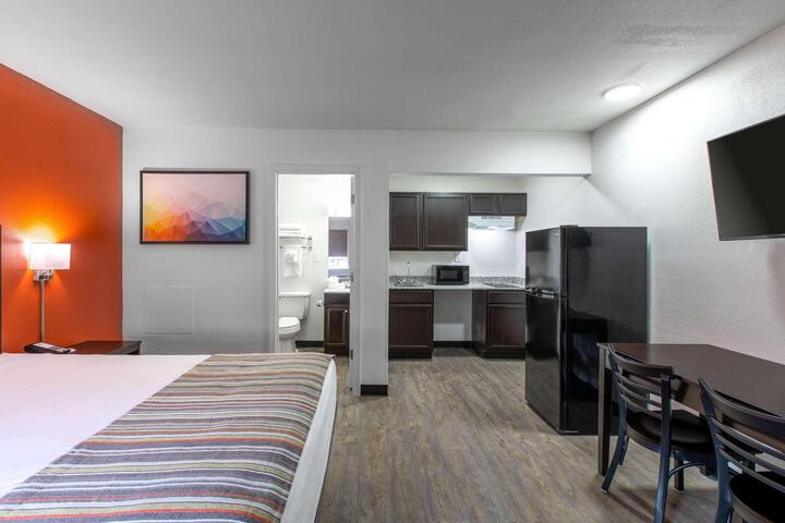 1 Queen Bed (3 of 34)