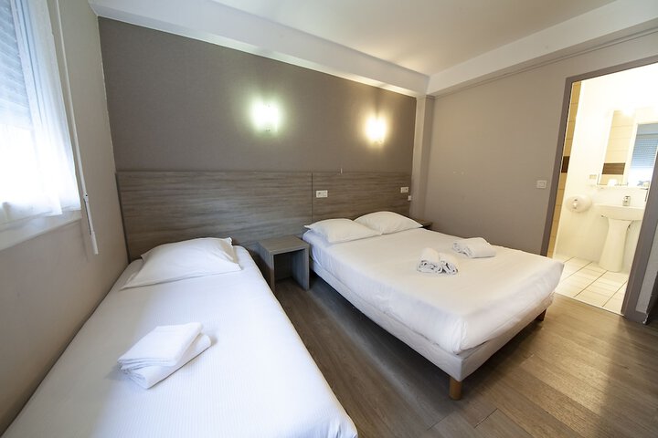 Room 4 of 12