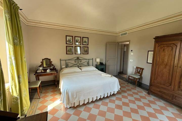 Room 11 of 48