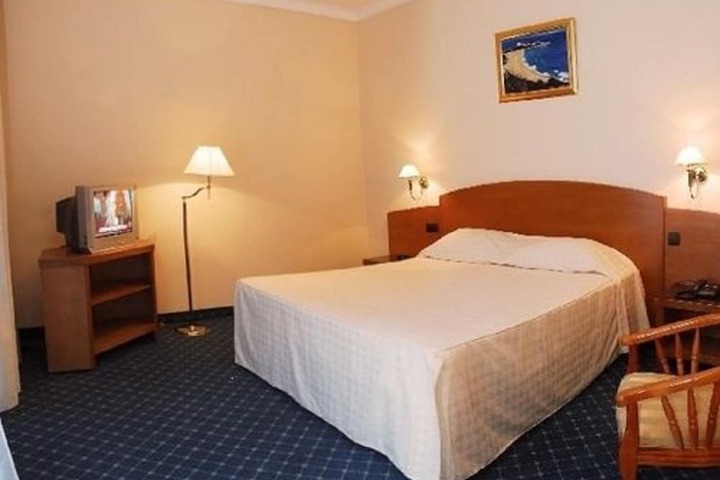 Room 3 of 38