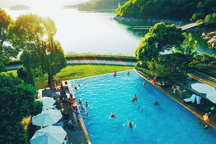 Hotel with Pool