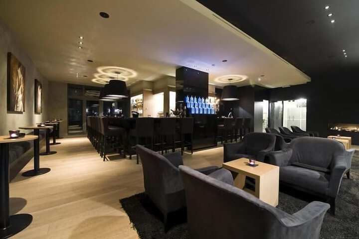 Lounge 33 of 44