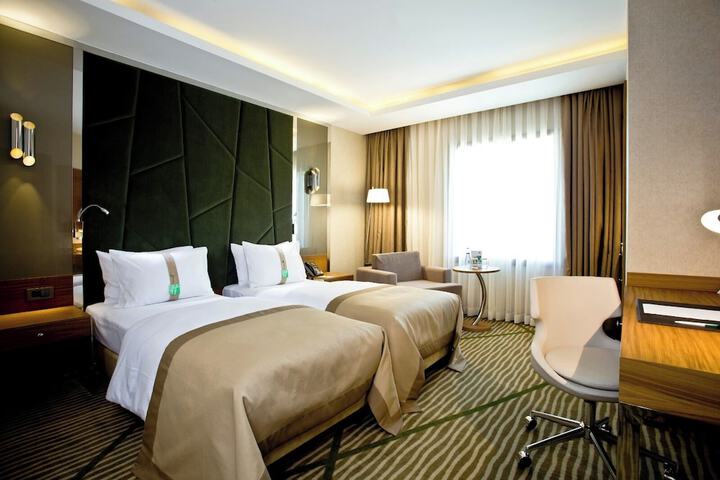 Room 9 of 30