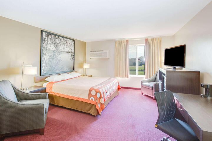 1 Queen Bed (17 of 19)