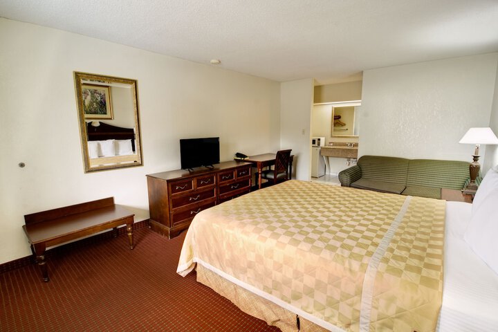 1 King Bed (4 of 8)