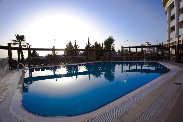 Pool 21 of 76