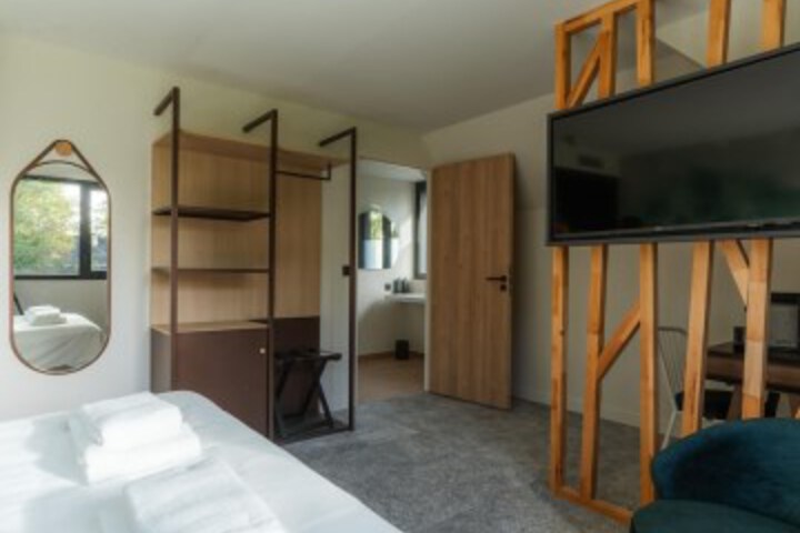 Room 8 of 98