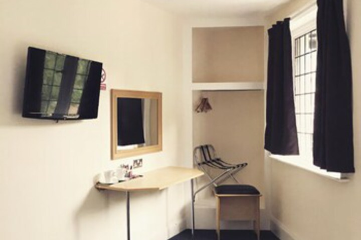 Room 16 of 19
