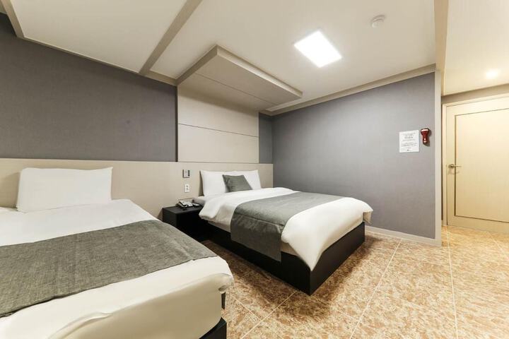 Room 17 of 42