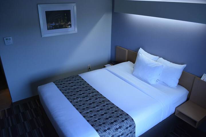 1 Queen Bed (9 of 27)